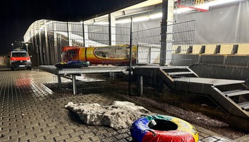 Tragédia v nemeckom ľadovom koryte. Štvorboby zmietol gumový kruh, hlásia jednu obeť a troch zranených