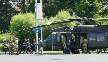 VIDEO: Vodiči zostali v šoku. V centre Bukurešti na kruhovom objazde pristál vrtuľník Black Hawk