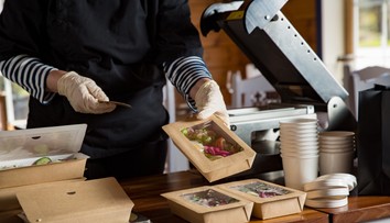 Porušujú zákon? Mnohé reštaurácie si pri jedle so sebou účtujú aj extra sumu za obal