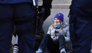 Gretu Thunbergovú a ďalších aktivistov odviedli od vchodu do švédskeho parlamentu