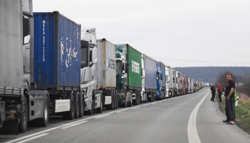 Dopravné peklo pred hraničným priechodom Vyšné Nemecké, v rade stojí vyše tisíc kamiónov
