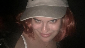 Drsné snímky dcéry Bruca Willisa. Holé prsia a ruka v rozkroku