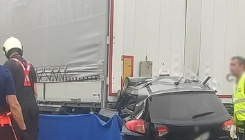 Nemal šancu prežiť! Auto vletelo pred Bratislavou na D2 do kamióna