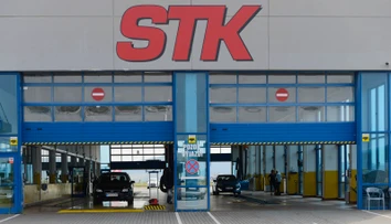 Vodiči mali hlavu v smútku. Stanice STK na celom Slovensku mali veľký výpadok systému