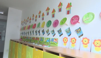 Škôlky nemajú dostatok miesta pre stovky detí. Štát zatiaľ len sľubuje a prepočítava