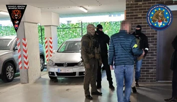 Policajti obvinili troch ľudí pre obchodovanie s dievčatami. Mali ich predávať na sexuálne služby