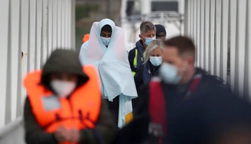 Počty migrantov, ktorí sa snažia dostať cez Lamanšský prieliv do Británie, lámu rekordy