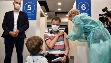 PRIESKUM: Väčšina Slovákov si myslí, že učitelia a zdravotníci by mali byť povinne zaočkovaní