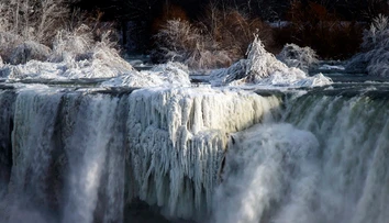 Nádhera, ktorú vidíte málokedy: Niagarské vodopády zamrzli, ale stále tečú