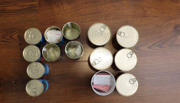 VIDEO: Policajti prekazili drogový biznis mladého Záhoráka. Kokaín balil do konzerv s paradajkami