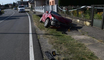 Tragická nehoda v Čeľovciach. Auto skončilo v múriku, zomrela spolujazdkyňa (†75), zranila sa vodička a dieťa