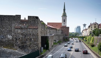 Na ulici, kde Dědeček zabil päť ľudí, zúžia jazdné pruhy. Vodičov to má prinútiť dodržiavať rýchlosť