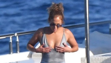 J.Lo dovolenkuje na jachte. Jej bradavky boli poriadne v pozore