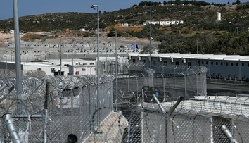 Za bránami nového tábora pre migrantov v Grécku: Ľudskoprávne organizácie ho označili za „väzenie"