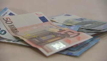 V poštovej schránke si našli obálku s peniazmi. Neznámy dobrodinec obdaroval časť dediny