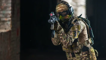 Navrhli obviniť mladíkov, ktorí strieľali z auta. Je medzi nimi aj starostov syn