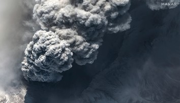 Oblak popola z ruskej sopky Šiveluč ochromil leteckú dopravu na Aljaške, zrušili niekoľko letov