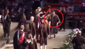 Chcel zažiariť, no takmer sa dolámal. Nepodarené salto z promócie je hitom internetu