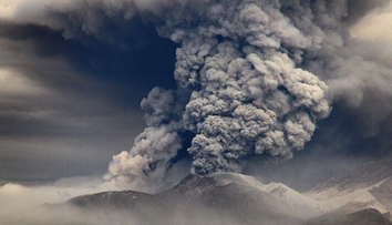 VIDEO: Na polostrove Kamčatka zaznamenali silné zemetrasenie a erupciu sopky