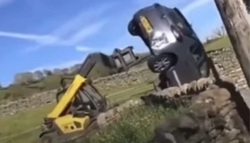 VIDEO: Farmár sa radikálne vysporiadal s mužom parkujúcim na jeho pozemku