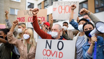 Lekári antivaxeri si zorganizovali summit. Rozniesli medzi sebou koronavírus
