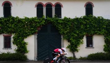 Mladá pretekárka si pri páde v pretekoch na MS poranila hlavu a je v kritickom stave