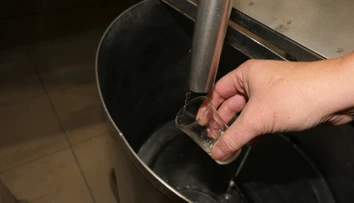 Colníci si posvietili na zákazníkov páleníc, ktorí chceli ušetriť na daniach