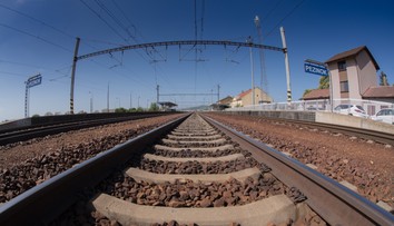 Na železničnej stanici v Pezinku došlo k tragédii. Vlak zrazil ženu, v nemocnici bojuje o život