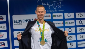 VIDEO: Banská Bystrica hostila 19. ročník novinárskej stovky. Na tartane bežali aj olympionici