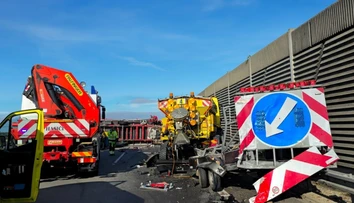FOTO: Vážna nehoda na R1 smerom na Trnavu. Do cestárskeho auta vpálil kamión
