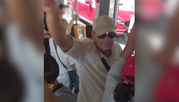 Nechutné správanie v bratislavskej električke. Polícia pátra po mužovi, ktorý sa dotýkal obnaženým údom ľudí