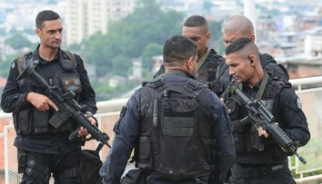 Ozbrojenca, ktorý zadržiaval v Riu pasažierov autobusu, zastrelila polícia