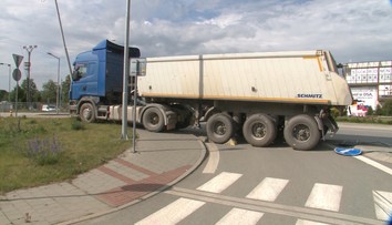 Chvíle hrôzy v Sabinove: Po ceste sa rútil nikým neriadený nákladiak, zastavil ho až stĺp