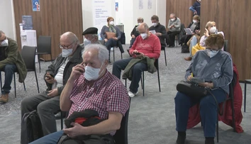 Tretia dávka vakcíny opäť otvára veľkokapacitné centrá. Niekde je však záujem stále nízky