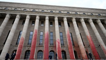 VIDEO: Aktivisti opäť úradovali. Červenú farbu natreli na budovu parlamentu vo Fínsku