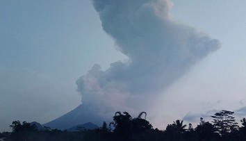 Indonézska sopka Merapi začala chrliť popol a vulkanický materiál