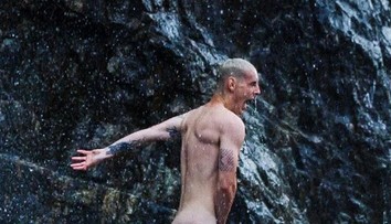 Youtuber Expl0ited sa pochválil vyšportovaným telom. Ukázal aj holý zadok!