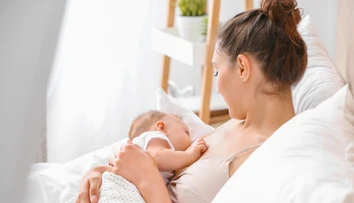 Dobrá správa pre mamičky s Covidom. Vedci zistili, že dojčením sa vírus na bábätko neprenáša