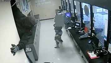 VIDEO: Zlodeji sa k trezoru dostali cez strop. Z firmy si odniesli obrovskú sumu peňazí
