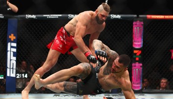 V noci meditoval pred arénou, na druhý deň rozpútal šialenstvo. Samuraj Procházka bol v klietke ako diabol