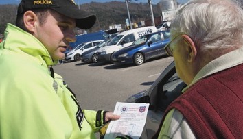 Čo robiť, ak pri cúvaní na parkovisku omylom nabúrate do auta? Lístok za stieračom nestačí