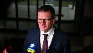 Vicepremiér Kmec mal dopravnú nehodu. Nikto sa nezranil