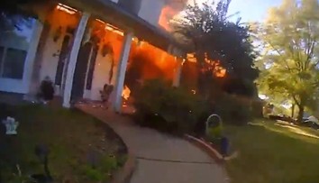 VIDEO: Policajt hrdinsky vbehol do horiaceho domu. Záchrannú akciu zachytila kamera