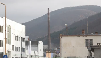 Po roku odstrelili v Dubnici nad Váhom ďalší komín. Stál v areáli závodu na výrobu munície