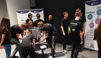 Slovenskí stredoškoláci zostrojili prototyp robota, ktorý môže pomôcť v budúcnosti. Idú súťažiť do Atén