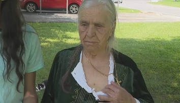 Policajti použili paralyzér na 87-ročnú babičku, ktorá rezala kvety