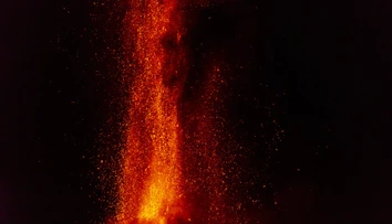 Etna opäť chrlila lávu. Popol pokryl lietadlá aj pristávaciu dráhu letiska v Catanii, prevádzku prerušili