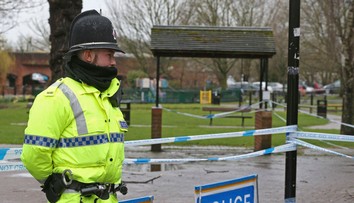 V prípade otravy Skripaľa a jeho dcéry sú podozriví ďalší dvaja Rusi