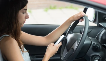 Polícia si posvieti na šoférov s mobilom v ruke novým zariadením