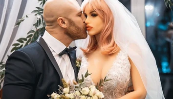 Kulturista sa oženil s erotickou bábikou. Nechýbali svadobné šaty ani závoj